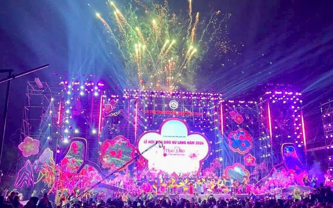 Bầu trời xứ Lạng rực sáng trong đêm Khai mạc Lễ hội Hoa đào