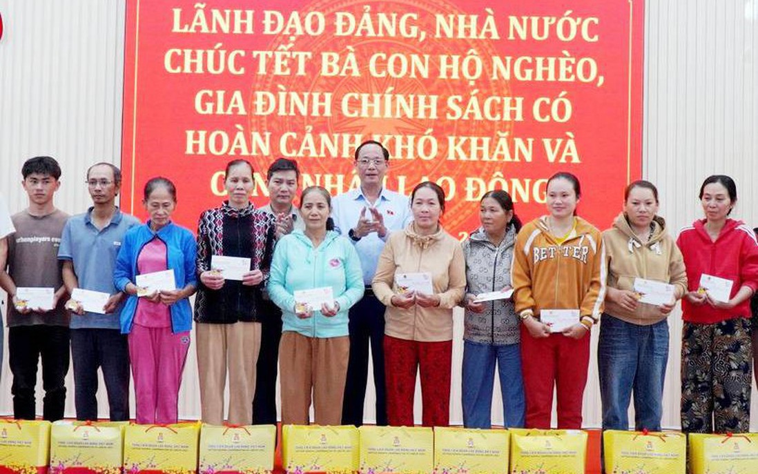 Phó Chủ tịch Quốc hội tặng quà gia đình chính sách, hộ nghèo tỉnh Quảng Ngãi