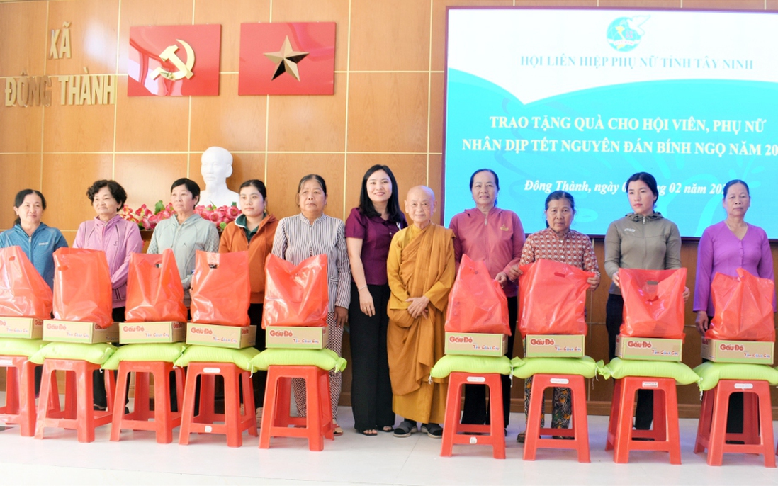 Hội LHPN tỉnh Tây Ninh trao 300 phần quà tết cho phụ nữ biên giới