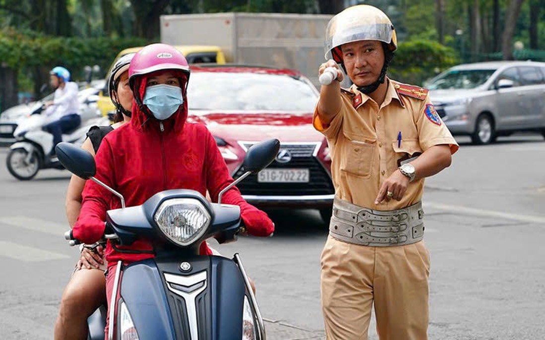 Đi xe máy không gạt chân chống có thể bị đến 14 triệu đồng