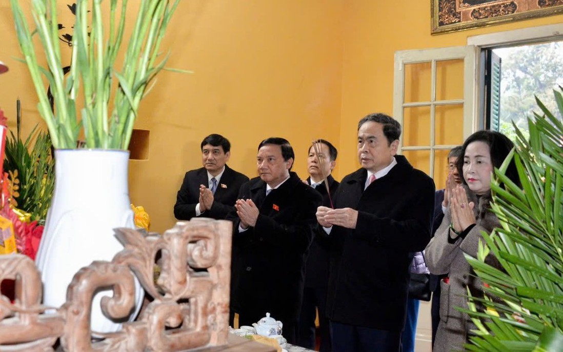 Chủ tịch Quốc hội dâng hương tưởng nhớ Chủ tịch Hồ Chí Minh tại Nhà 67