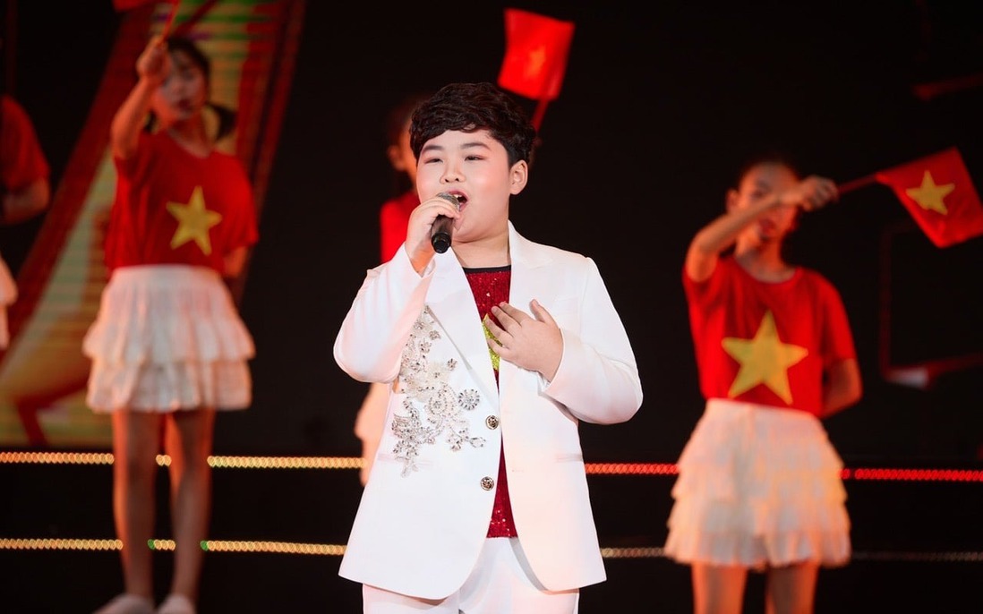 Giọng ca 13 tuổi gây ấn tượng với ca khúc "Nhà tôi có treo một lá cờ"