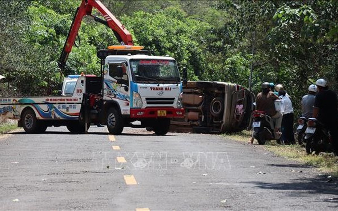 Đồng Nai: Lật xe ôtô khiến hai bà cháu tử vong