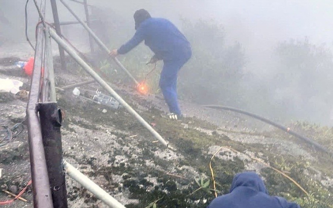 Quảng Ninh: Kịp thời gia cố lan can các khu vực nguy hiểm trên chùa Đồng-Yên Tử