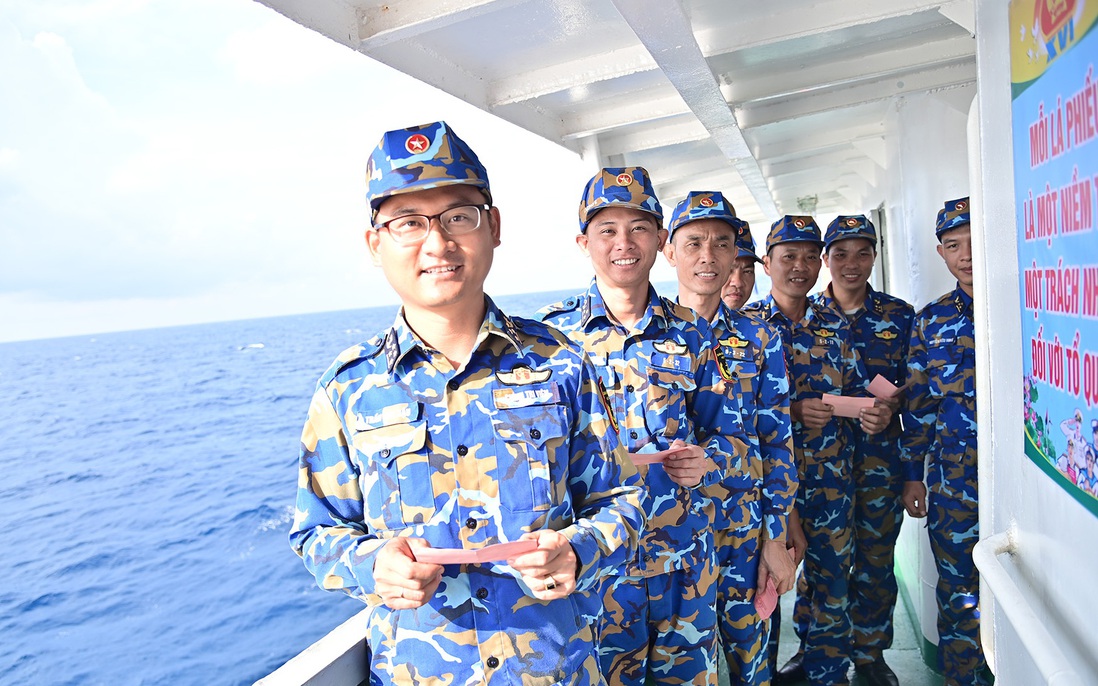 Vùng 2 Hải quân hoàn thành bầu cử sớm trên biển sau 15 ngày vượt sóng