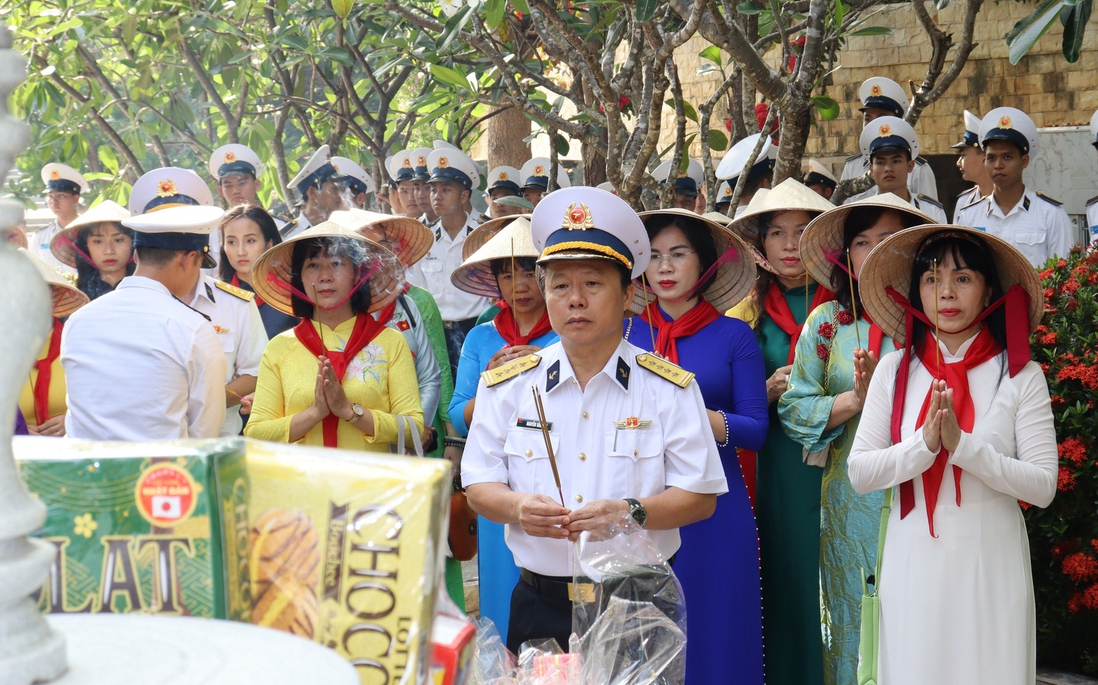 Học viện Hải quân dâng hương tưởng nhớ các Liệt sĩ Gạc Ma