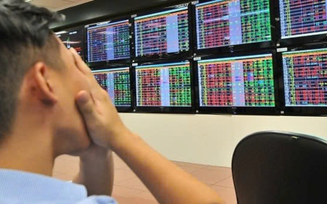 Áp lực bán tập trung ở nhóm dầu khí và chứng khoán kéo VN-Index mất mốc 1.700 điểm