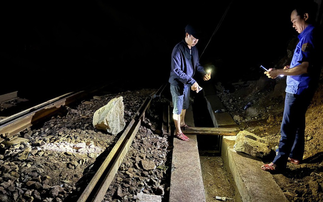 Đá trên đèo Hải Vân tiếp tục rơi, ngành đường sắt phải tạm dừng chạy tàu