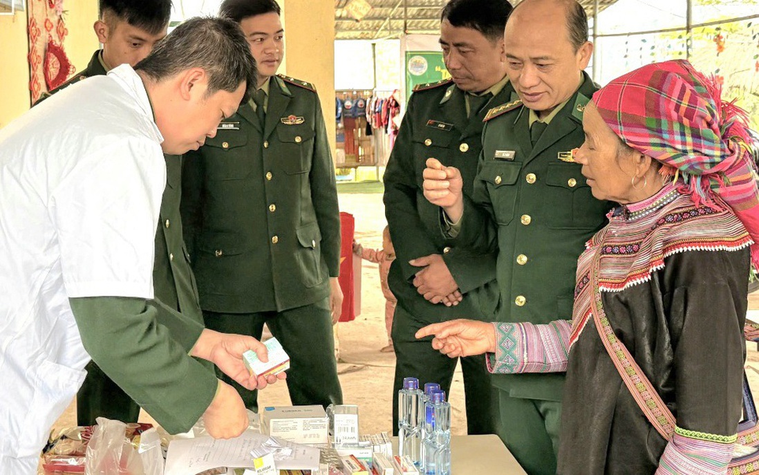 Điện Biên: Bộ đội biên phòng khám bệnh, cấp thuốc miễn phí cho 300 người dân xã biên giới