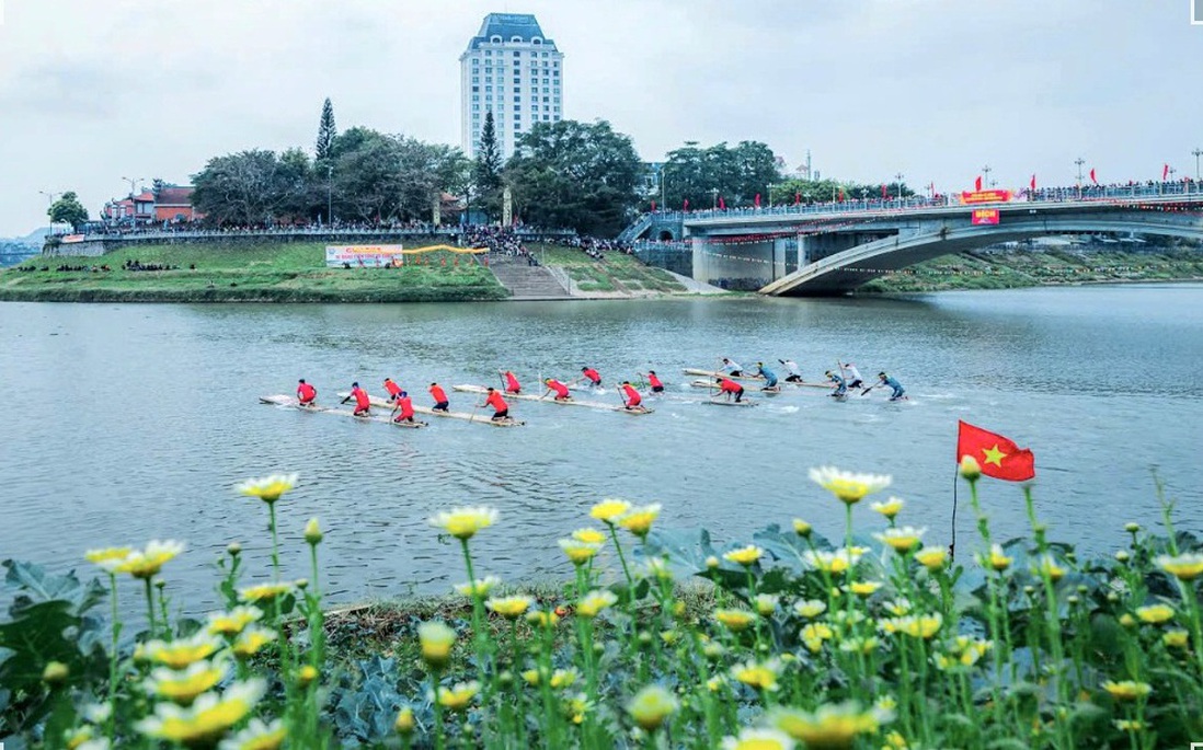 Sôi động hội thi đua bè mảng trên sông Kỳ Cùng