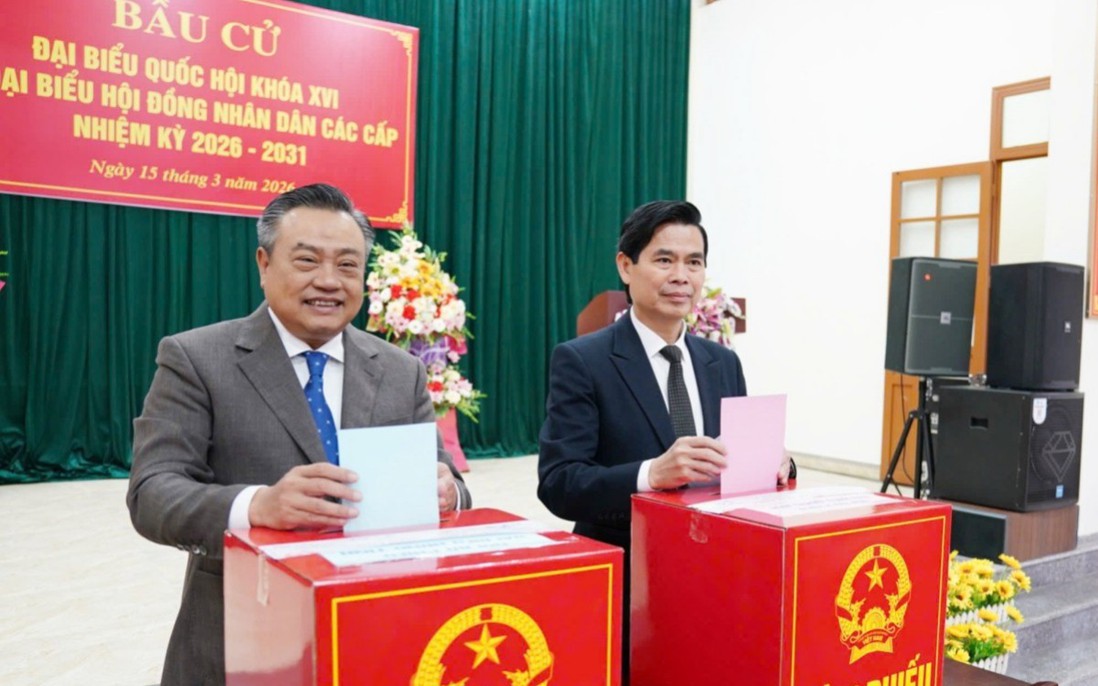 Chủ nhiệm Ủy ban Kiểm tra Trung ương Trần Sỹ Thanh và cử tri Lạng Sơn đi bầu cử