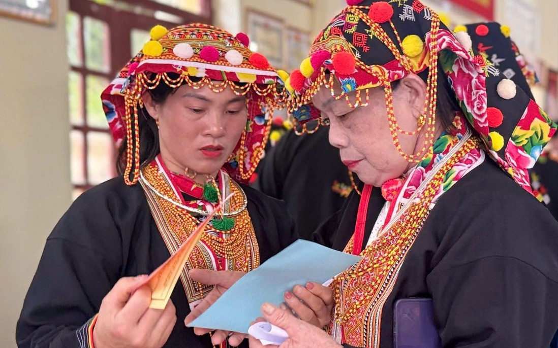 Đã có nơi đạt 100% cử tri đi bầu cử, cụ bà 102 tuổi đến tận nơi bỏ phiếu