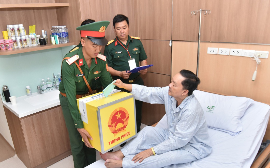 TPHCM: Bệnh viện Quân y 175 đưa thùng phiếu đến tận giường người bệnh