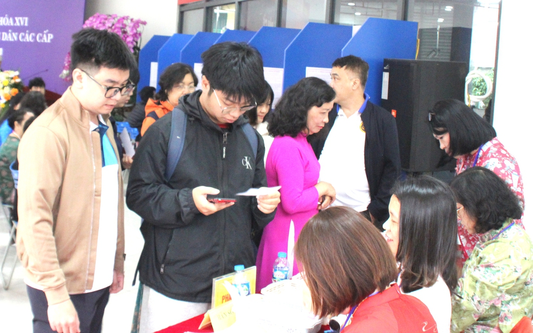 Cử tri nhiều thế hệ hào hứng trong ngày bầu cử