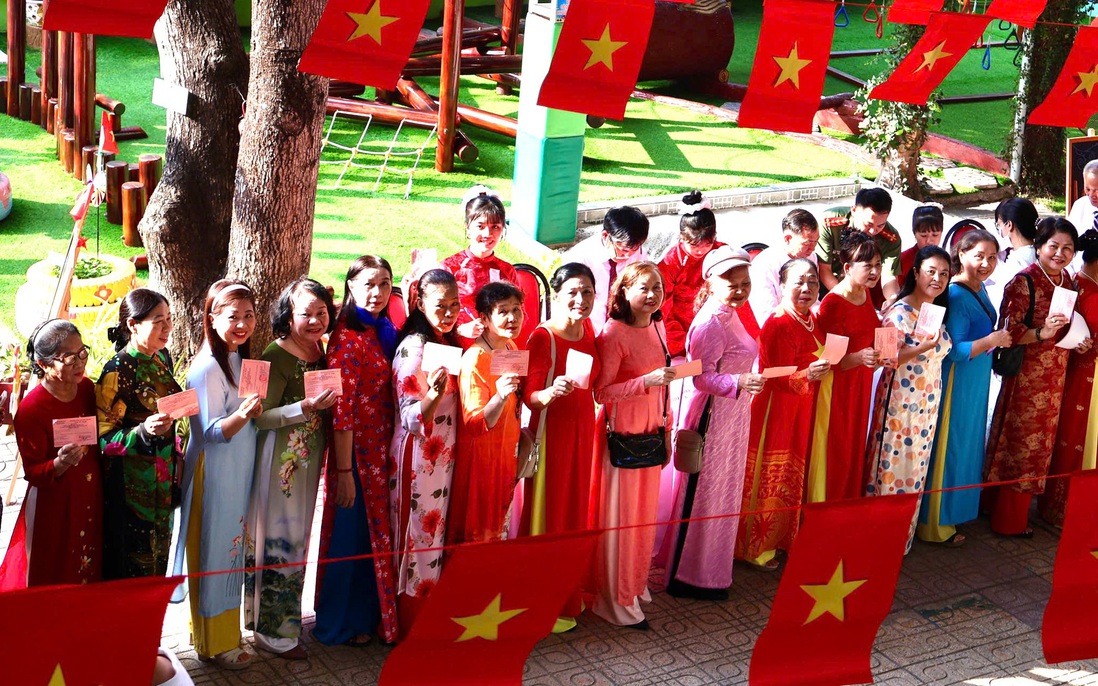 Phụ nữ TPHCM duyên dáng áo dài trong ngày bầu cử