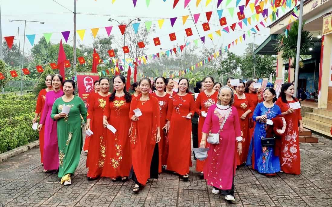 Phụ nữ Hà Tĩnh rực rỡ áo dài trong ngày hội lớn