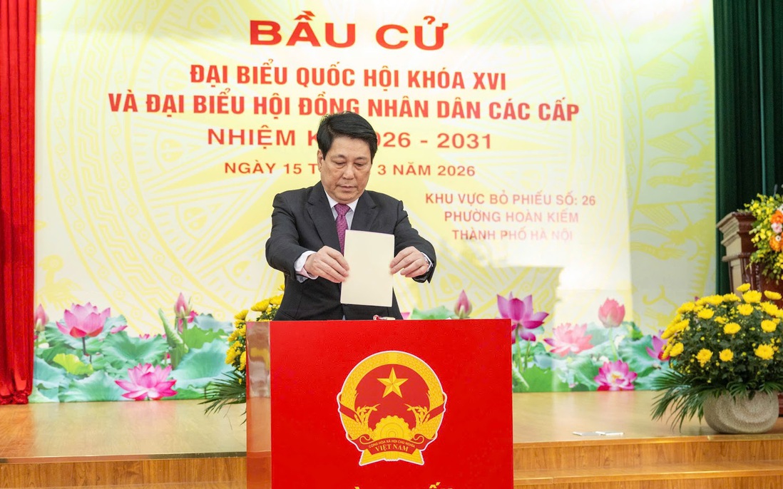 Chủ tịch nước Lương Cường bỏ phiếu tại khu vực bỏ phiếu số 26 phường Hoàn Kiếm