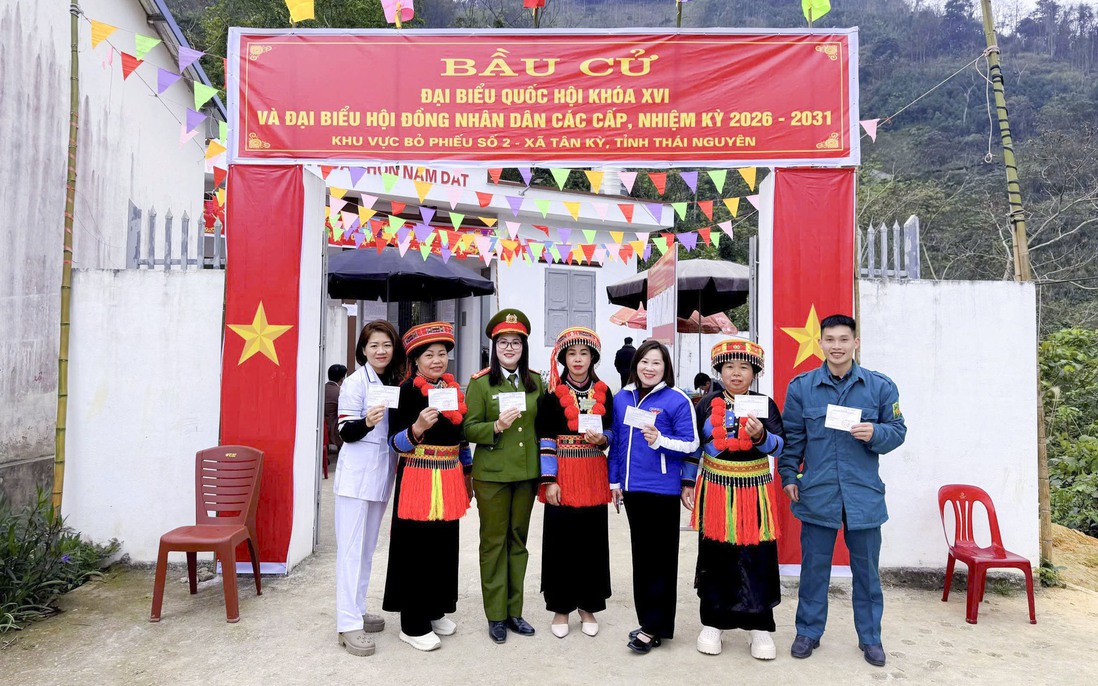 Nữ cán bộ, chiến sĩ Công an Thái Nguyên tận tâm bảo vệ an toàn ngày bầu cử