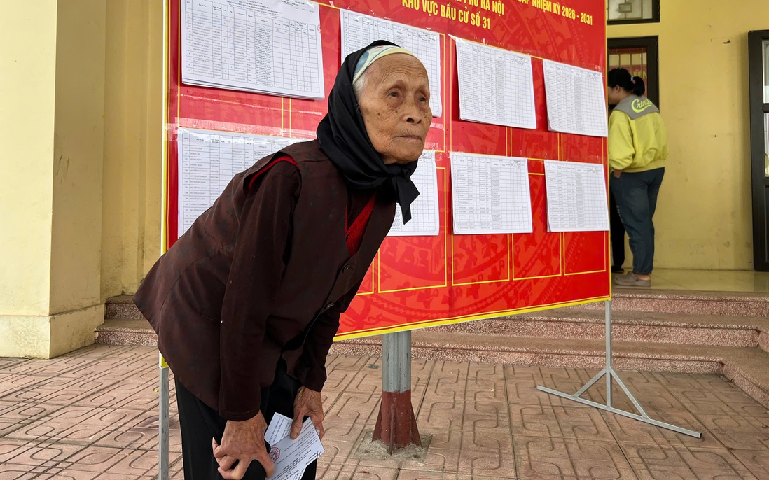 Cụ bà 88 tuổi gác việc đồng áng đi bỏ phiếu từ sáng sớm