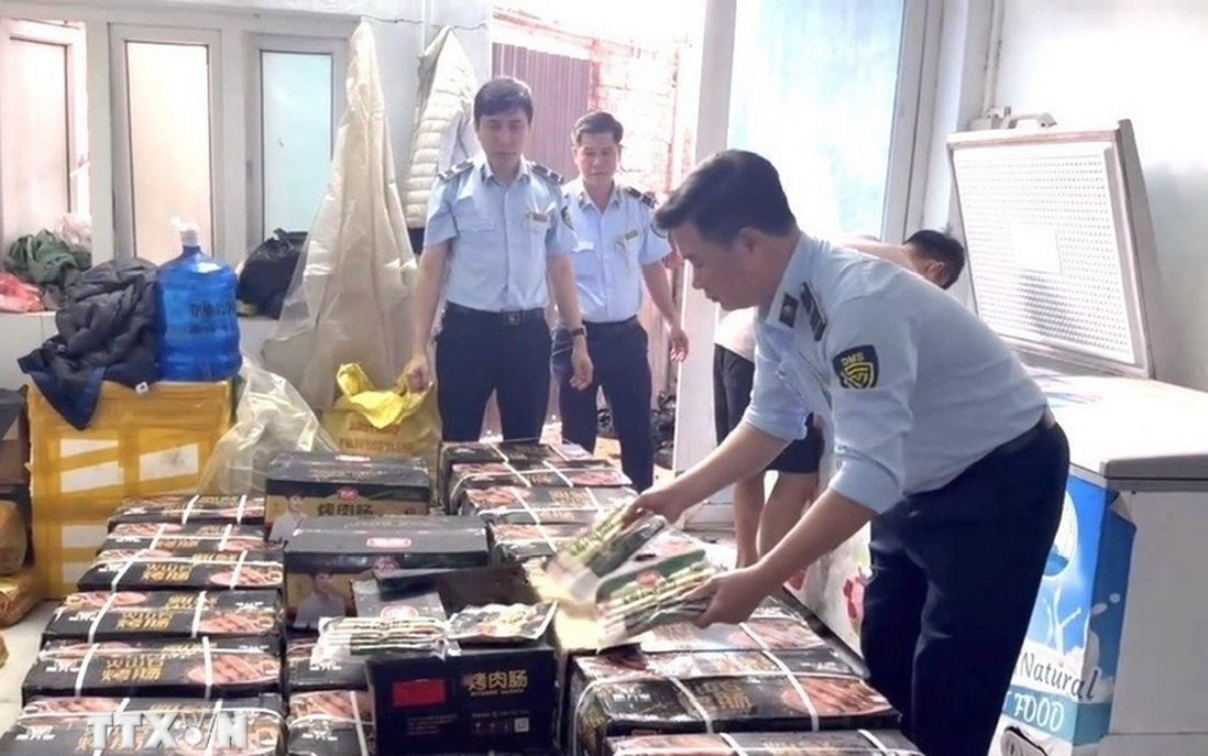 Hà Nội phát hiện gần 1 tấn xúc xích nhập lậu