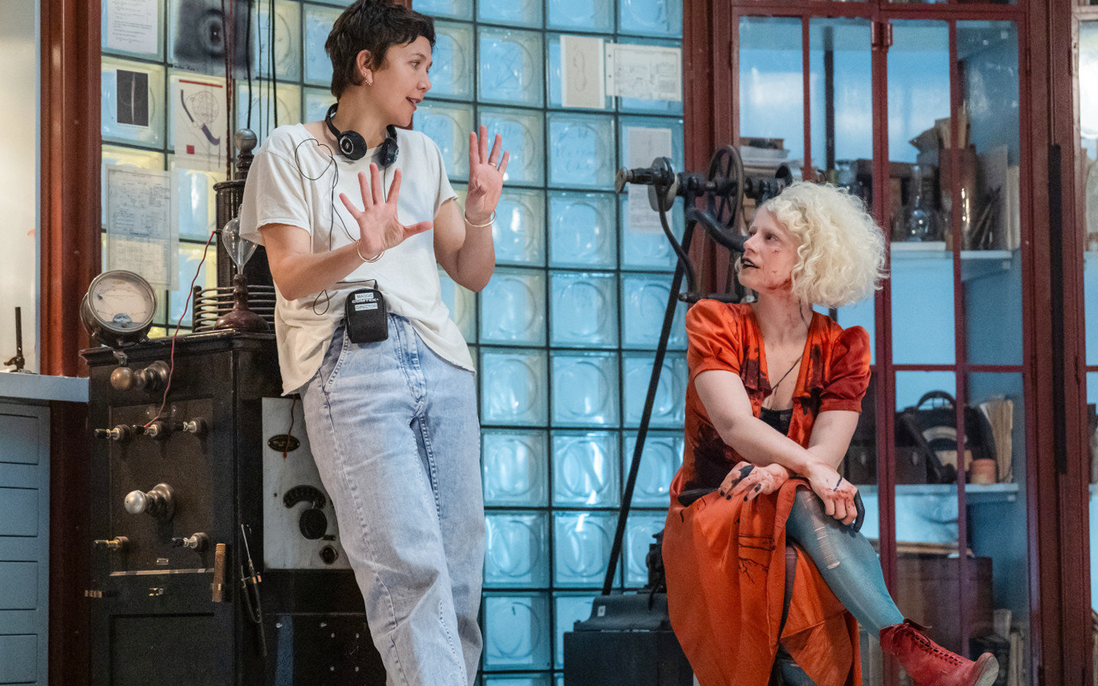 Màn hóa thân xuất thần của nữ diễn viên vừa thắng giải Oscar Jessie Buckley