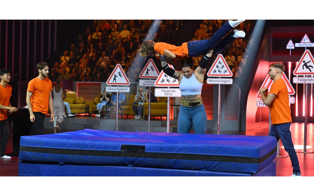 Kỷ lục Guinness mới: Nữ lực sĩ nâng và ném 10 người đàn ông trong 37,44 giây