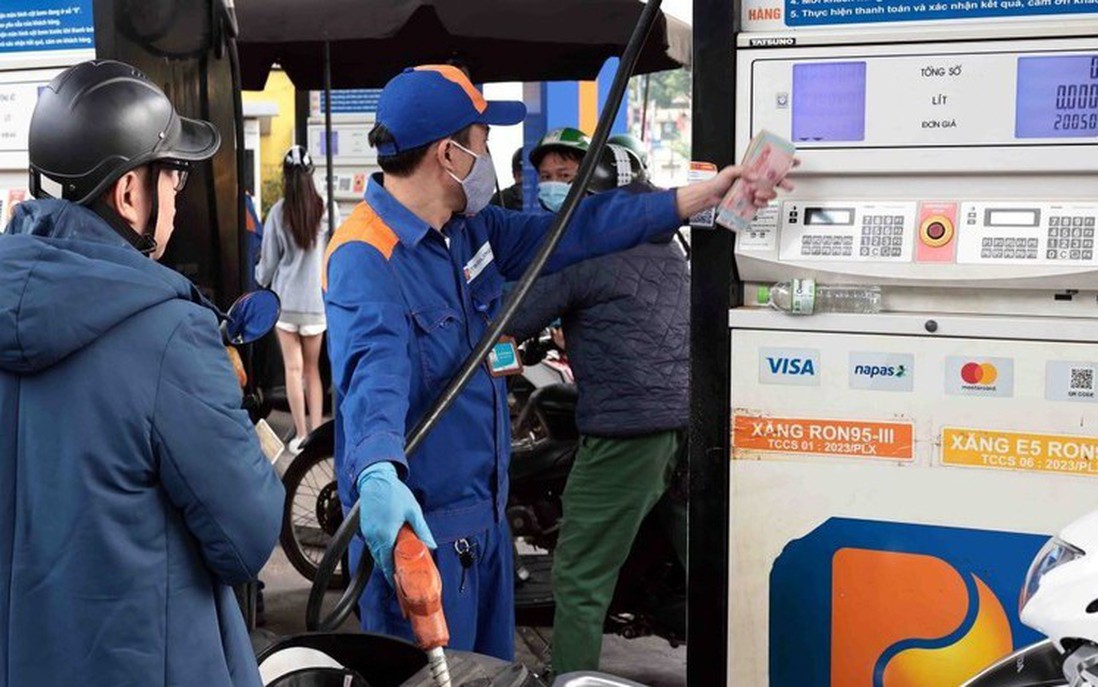 Giá xăng RON95-III tăng lên 30.690 đồng mỗi lít