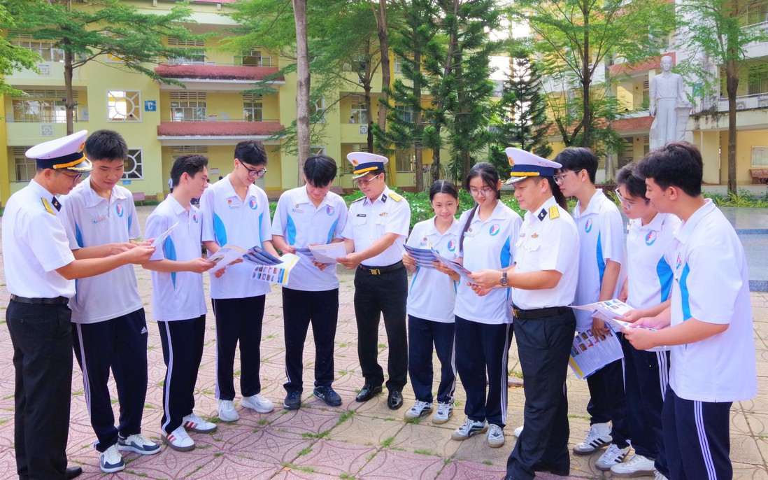 Hướng nghiệp và tư vấn tuyển sinh quân sự cho hơn 2.000 học sinh ở Cà Mau