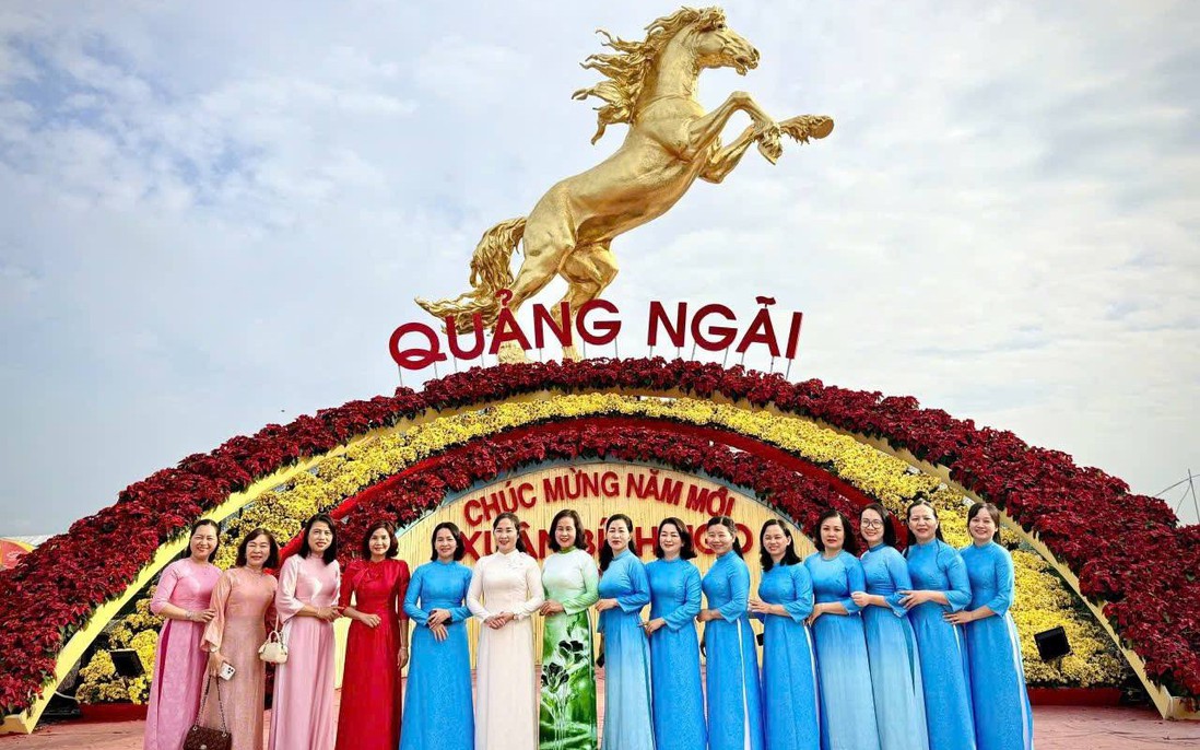 Phụ nữ vùng đất núi Ấn sông Trà đưa nét đẹp áo dài vào công sở