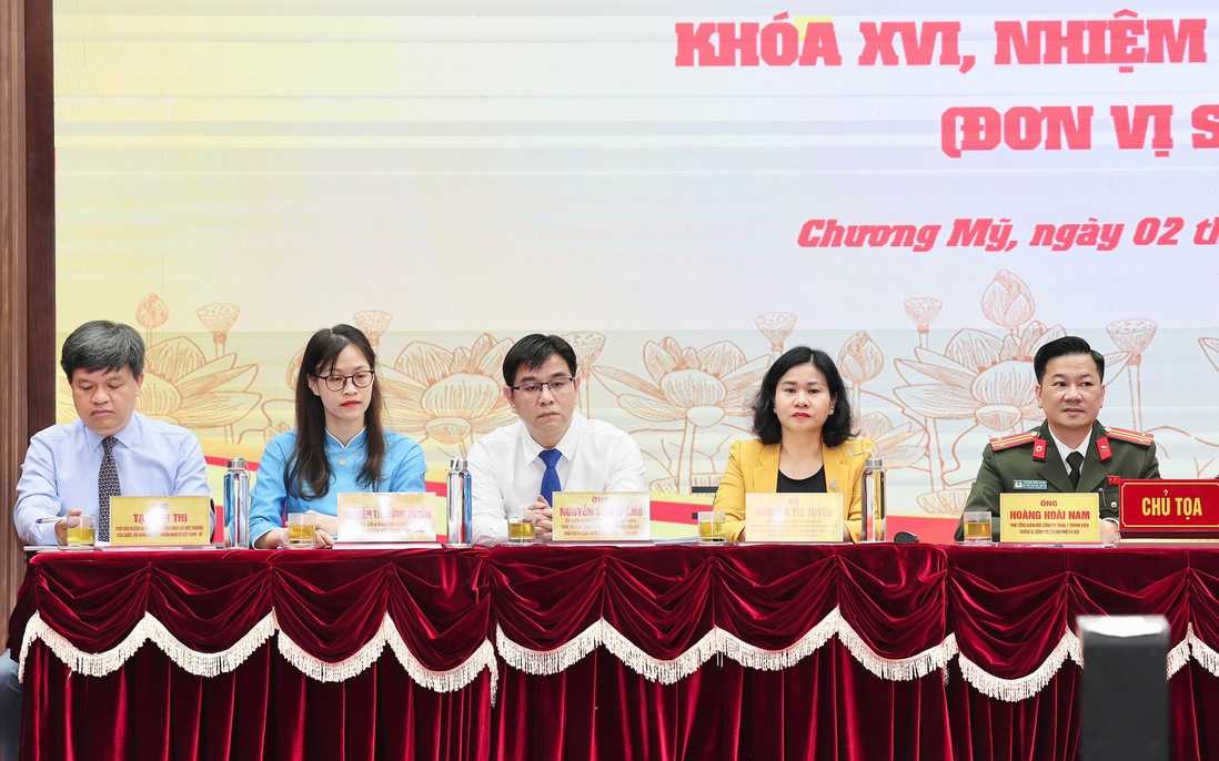 Bà Nguyễn Thị Tuyến và các ứng cử viên Đại biểu Quốc hội khóa XVI tiếp xúc cử tri 