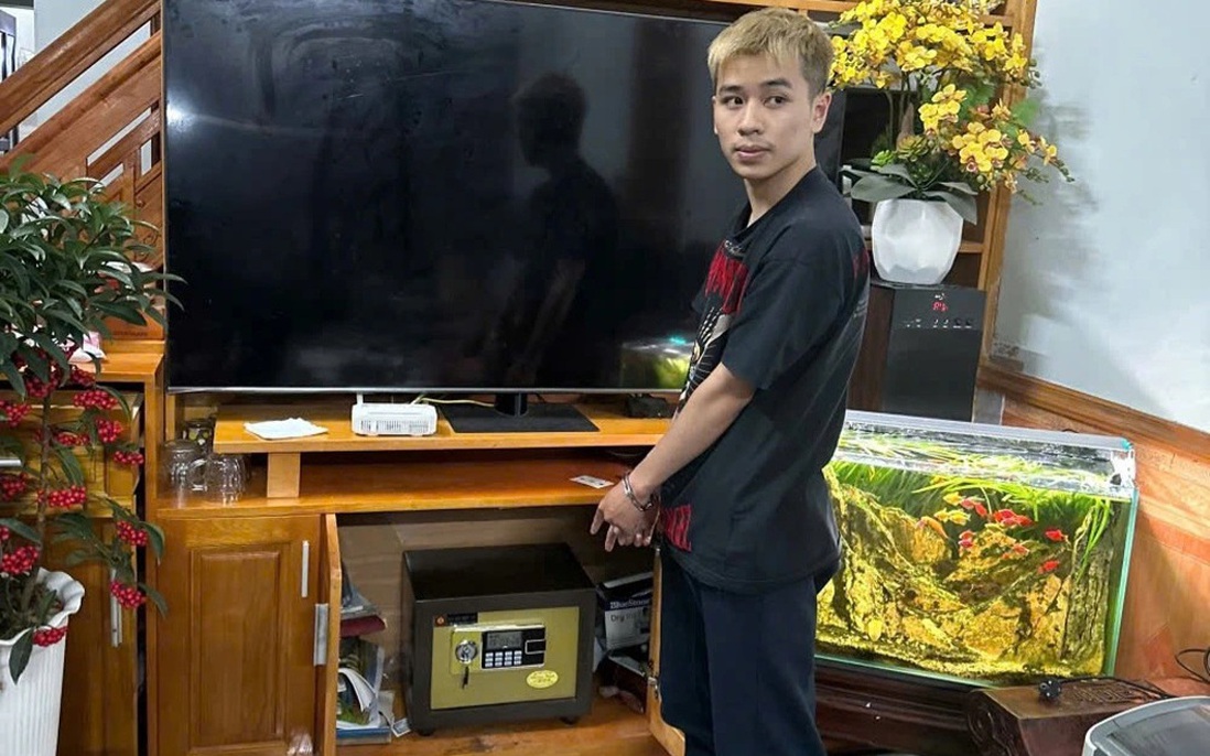 Trộm 3 cây vàng của bà rồi mua iPhone 17 Pro Max tặng bạn gái