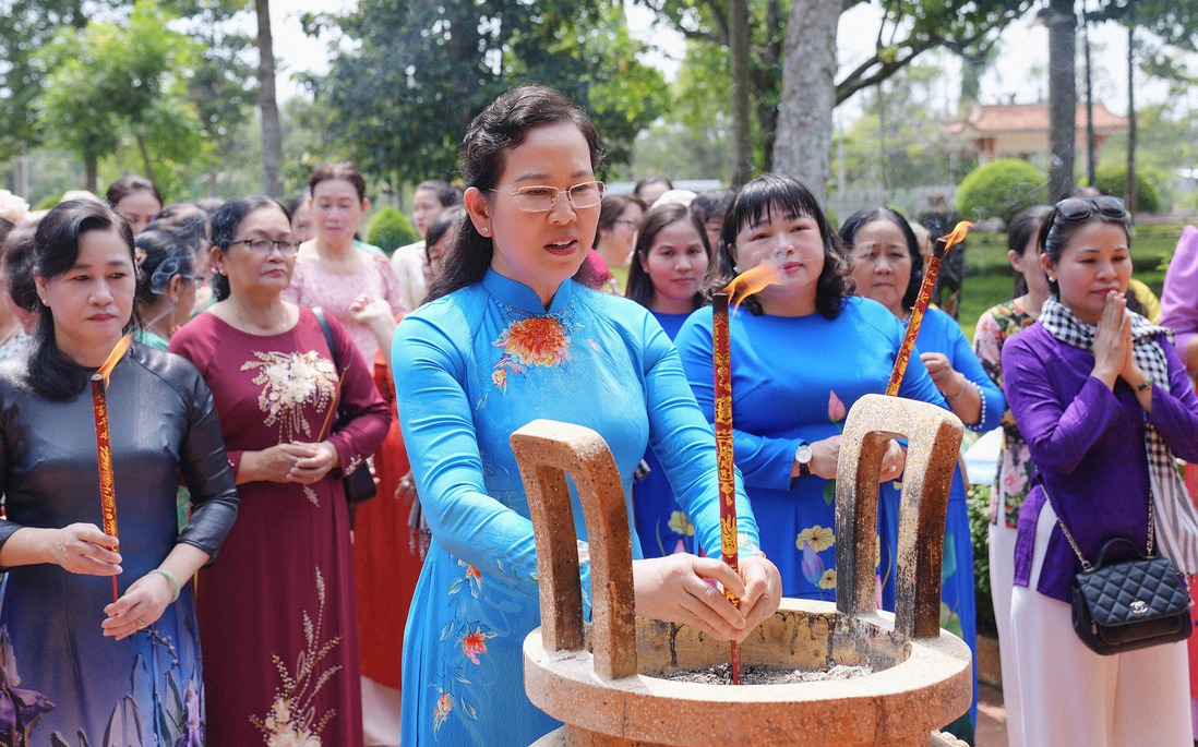 Chủ tịch Hội LHPN Việt Nam Lê Thị Thủy dâng hương tưởng niệm Cố Chủ tịch Nguyễn Thị Thập