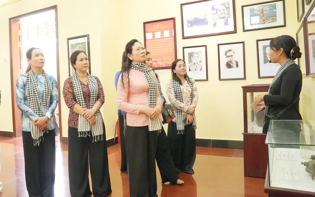 Chủ tịch Hội LHPN Việt Nam Lê Thị Thủy dâng hương tưởng nhớ Nữ tướng Nguyễn Thị Định