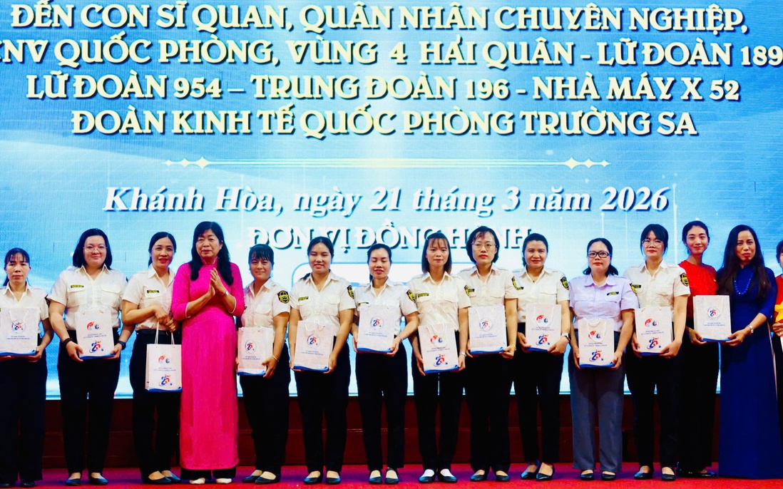 Tặng áo dài cho phụ nữ công tác tại Vùng 4 Hải quân