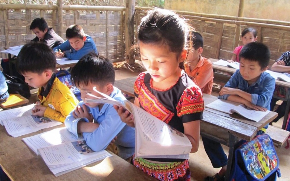 Trường học vùng khó: 1 giáo viên tiếng Anh "cõng" hơn chục lớp