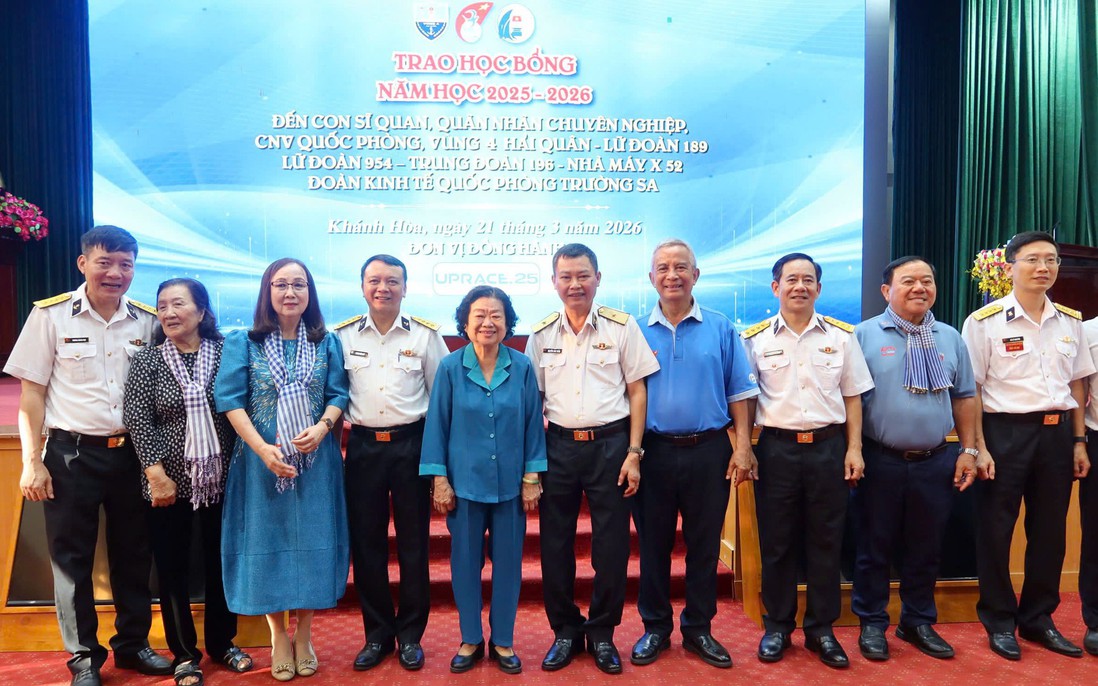 Những "lá chắn thép" nơi đầu sóng