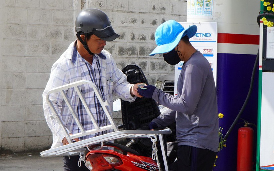 Giá xăng dầu chỉ được điều chỉnh ngay sau 1 ngày khi giá cơ sở tăng 15% trở lên