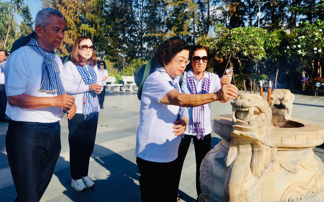 CLB "Vì Hoàng Sa - Trường Sa thân yêu" dâng hương tại Khu tưởng niệm Chiến sĩ Gạc Ma