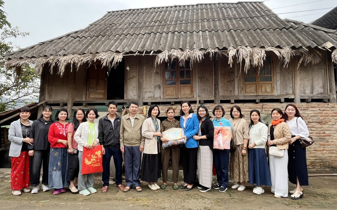 Nhóm thiện nguyện yêu Macrame TW Hội trao nhà "Mái ấm tình thương", hỗ trợ phụ nữ khó khăn