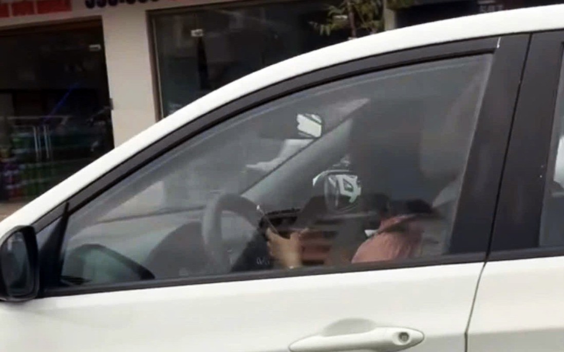 Buông vô lăng, dùng 2 tay bấm điện thoại khi ô tô đang chạy, nữ tài xế bị xử phạt