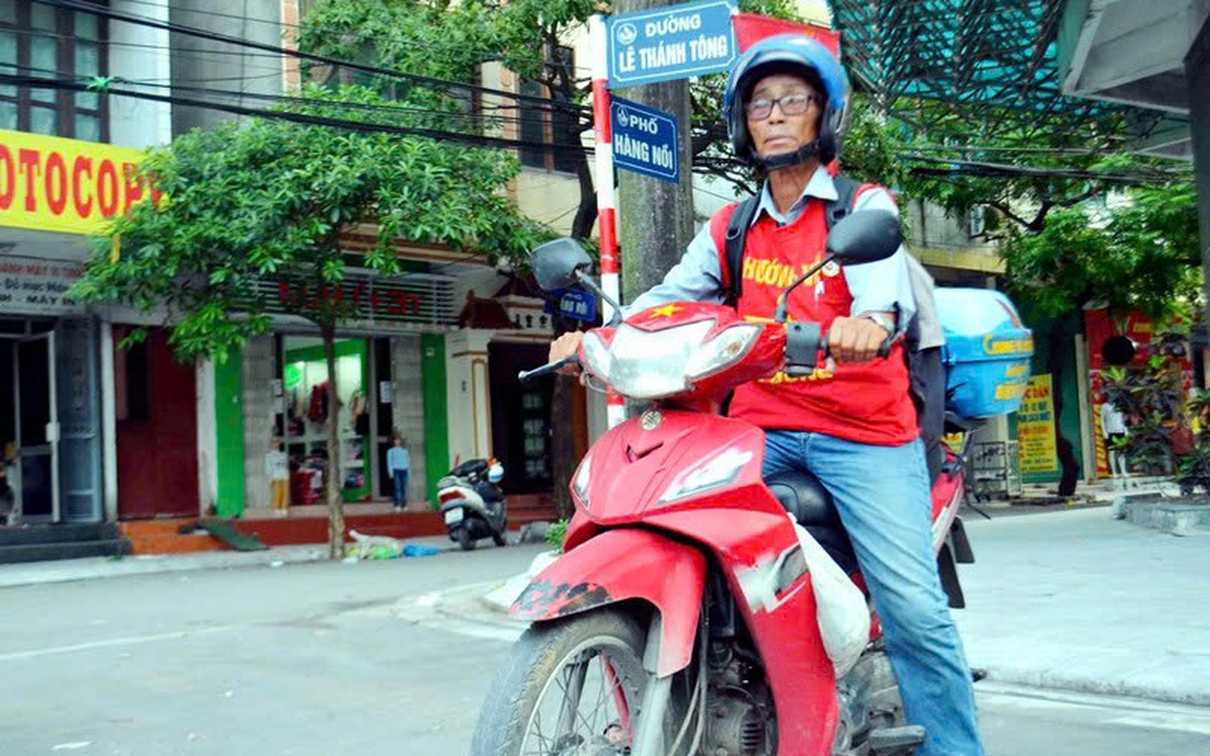 Nhạc sĩ 80 tuổi chạy xe máy hàng trăm cây số để đến với Khu tưởng niệm Chiến sĩ Gạc Ma