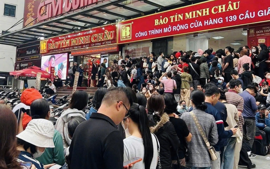 Người dân xếp hàng dài "bắt đáy" vàng