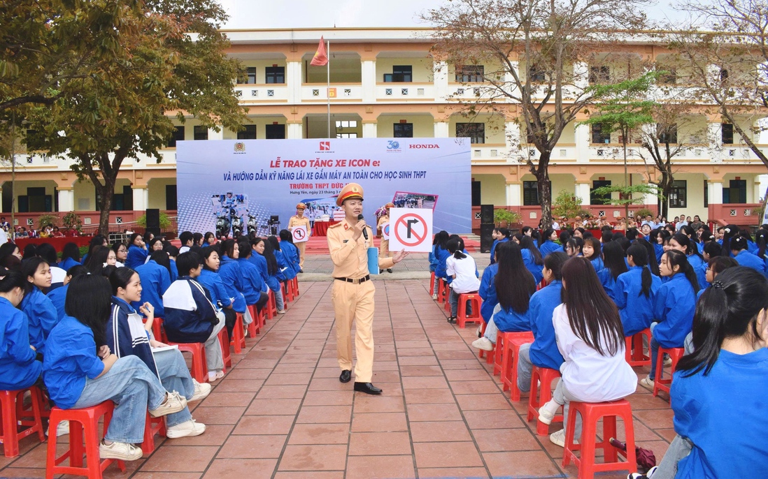 Cảnh sát giao thông Hưng Yên trực tiếp hướng dẫn kỹ năng lái xe an toàn cho học sinh