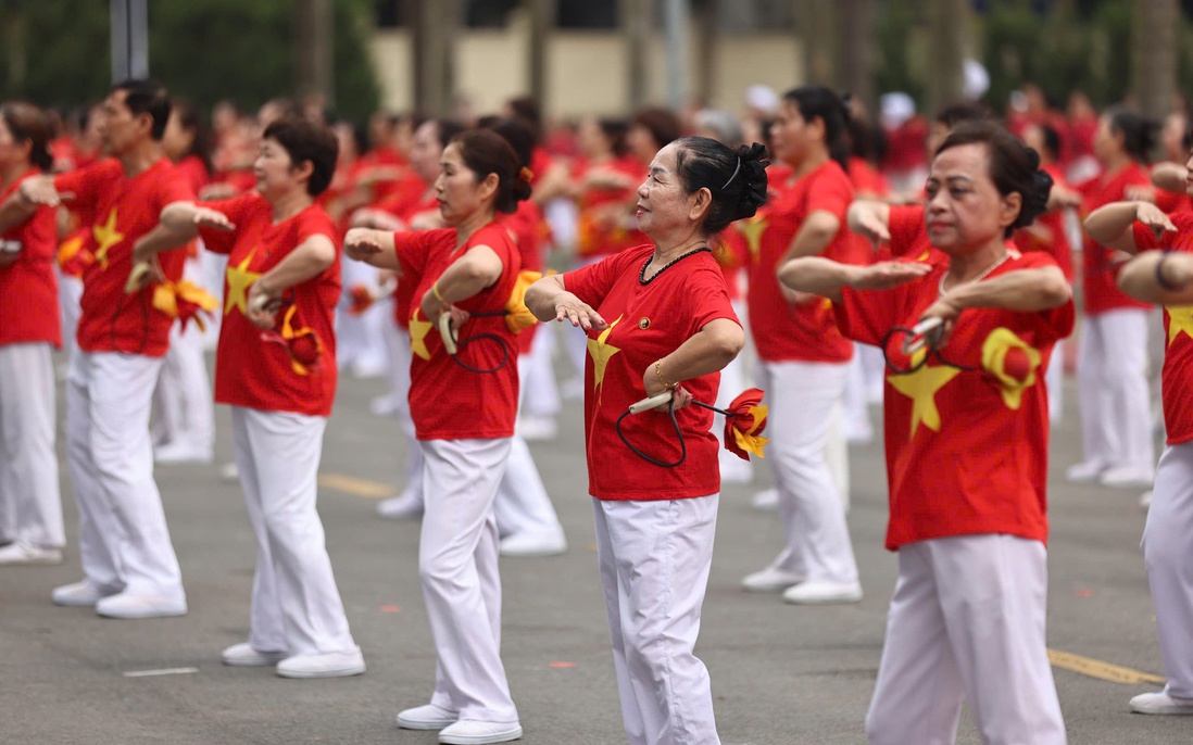 Hàng ngàn người cao tuổi Hà Nội tham gia đồng diễn múa quạt dưỡng sinh