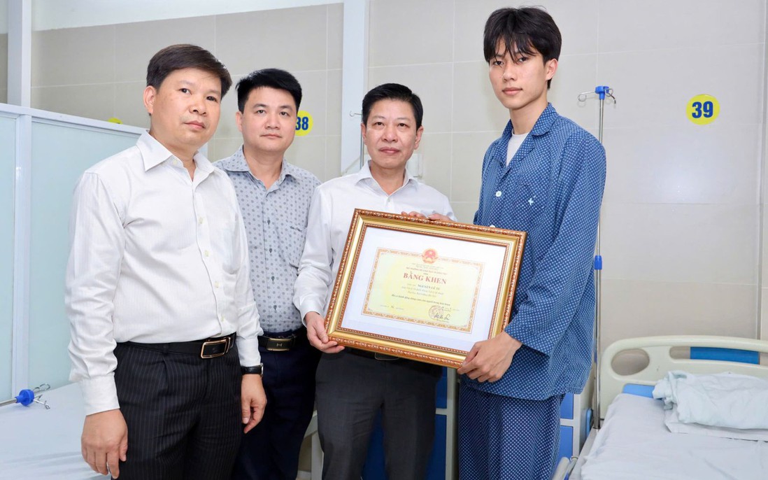 Quyền Bộ trưởng Bộ GD-ĐT tặng Bằng khen cho sinh viên dũng cảm cứu người