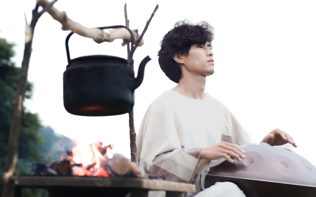 Duyên chơi trống handpan của thầy giáo dạy Yoga