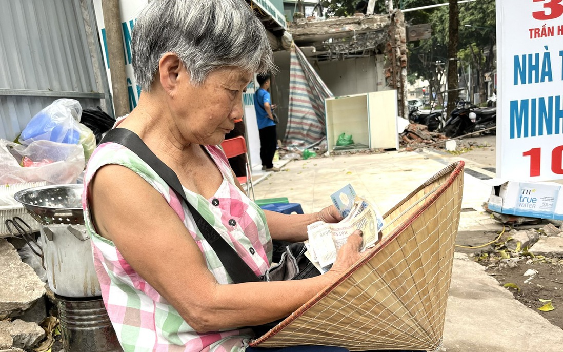 Bám phố đến bạc đầu: Góc khuất của người già lao động tự do