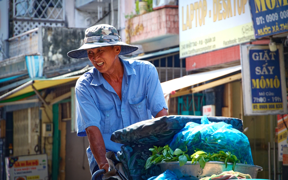 TPHCM: Nhọc nhằn mưu sinh ngoài trời trong ngày nắng như "chảo lửa"