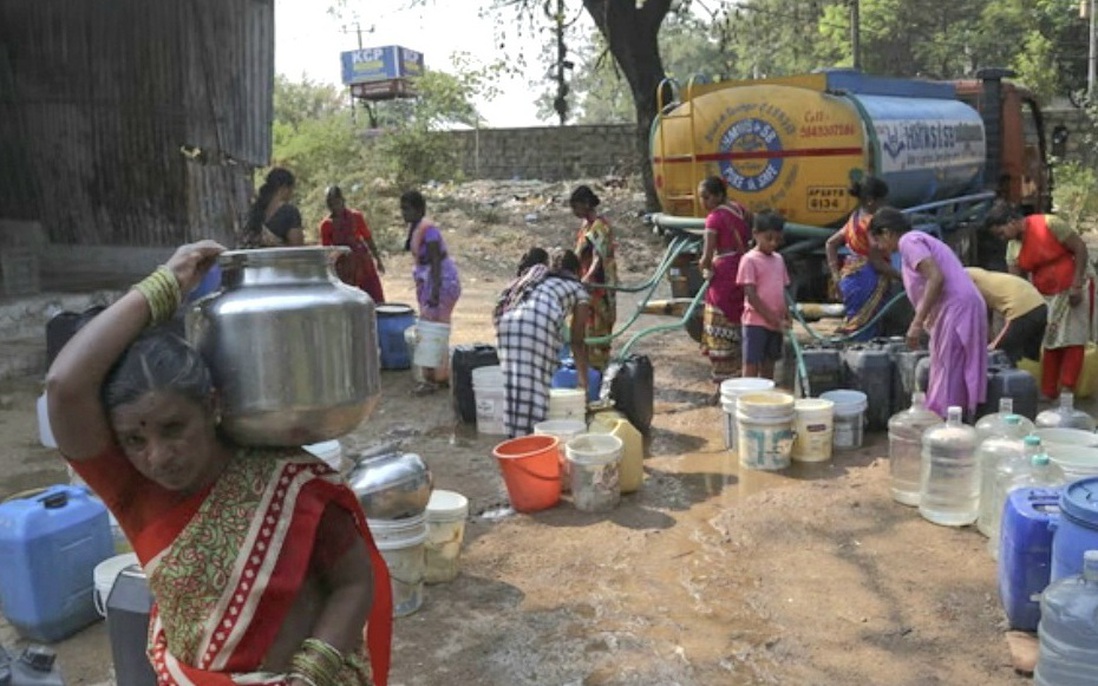 Nạn nhân thiệt thòi nhất của khủng hoảng nước: Phụ nữ và trẻ em gái