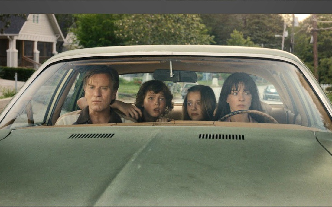 Anne Hathaway đối đầu khủng long trong phim "bom tấn"